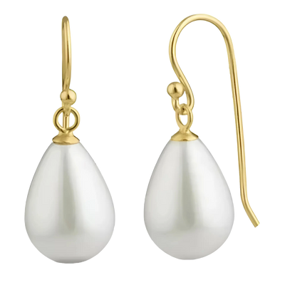 Stralende gouden oorbellen met delicate witte parels, die een klassieke, gracieuze aantrekkingskracht uitstralen.