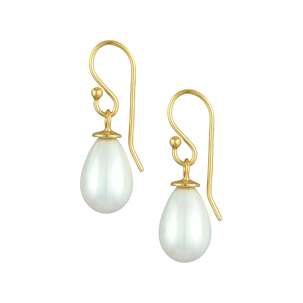 Gracieuze gouden druppels hangen met glanzende witte parels, die tijdloze charme weerspiegelen.