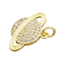 Een glanzend gouden hanger die een planeet met een omringende ring uitbeeldt, en de allure van verre sterrenstelsels weerspiegelt