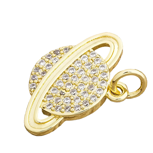 Een glanzend gouden hanger die een planeet met een omringende ring uitbeeldt, en de allure van verre sterrenstelsels weerspiegelt