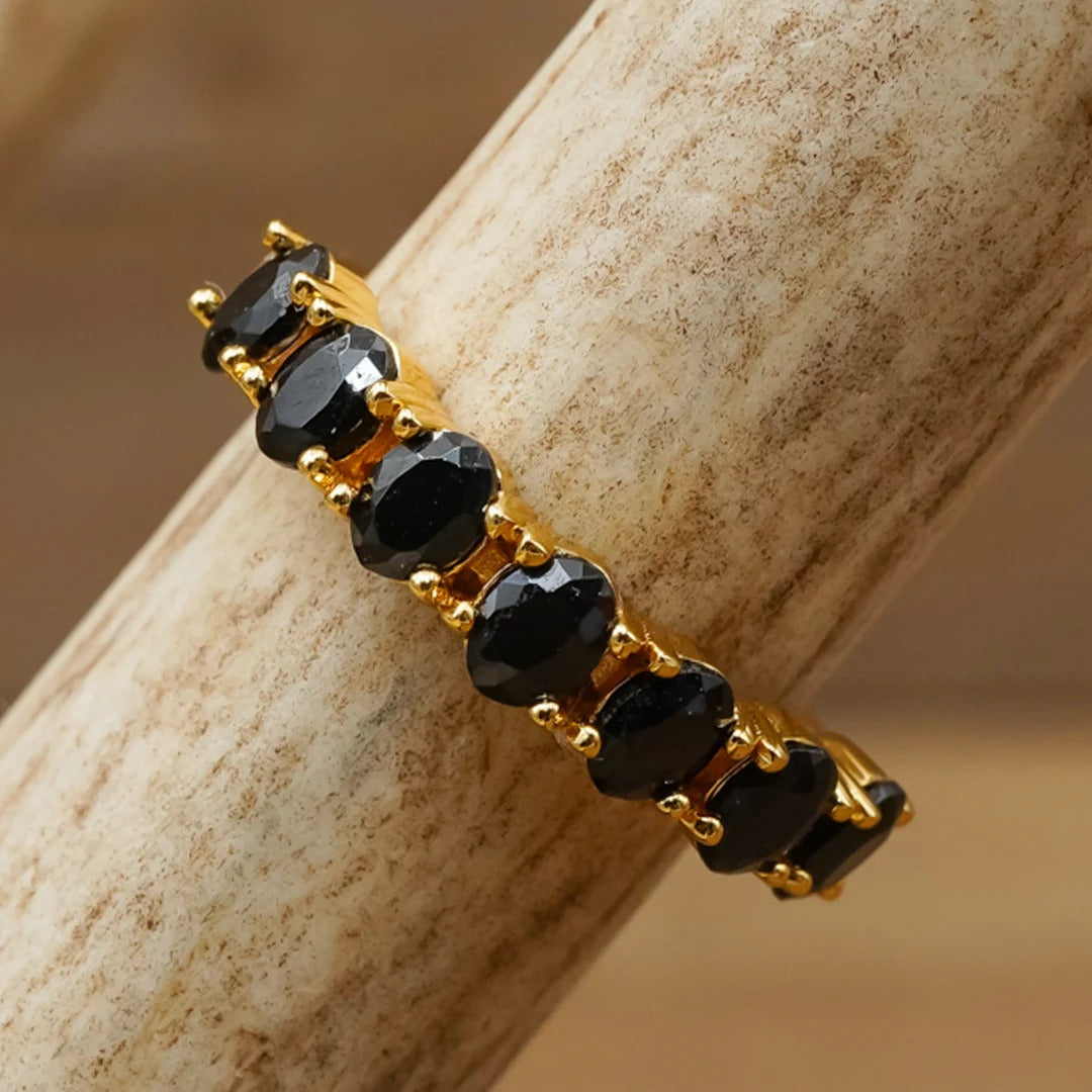 Gouden ring met edelsteen dames met verfijnde zwarte spinel accenten