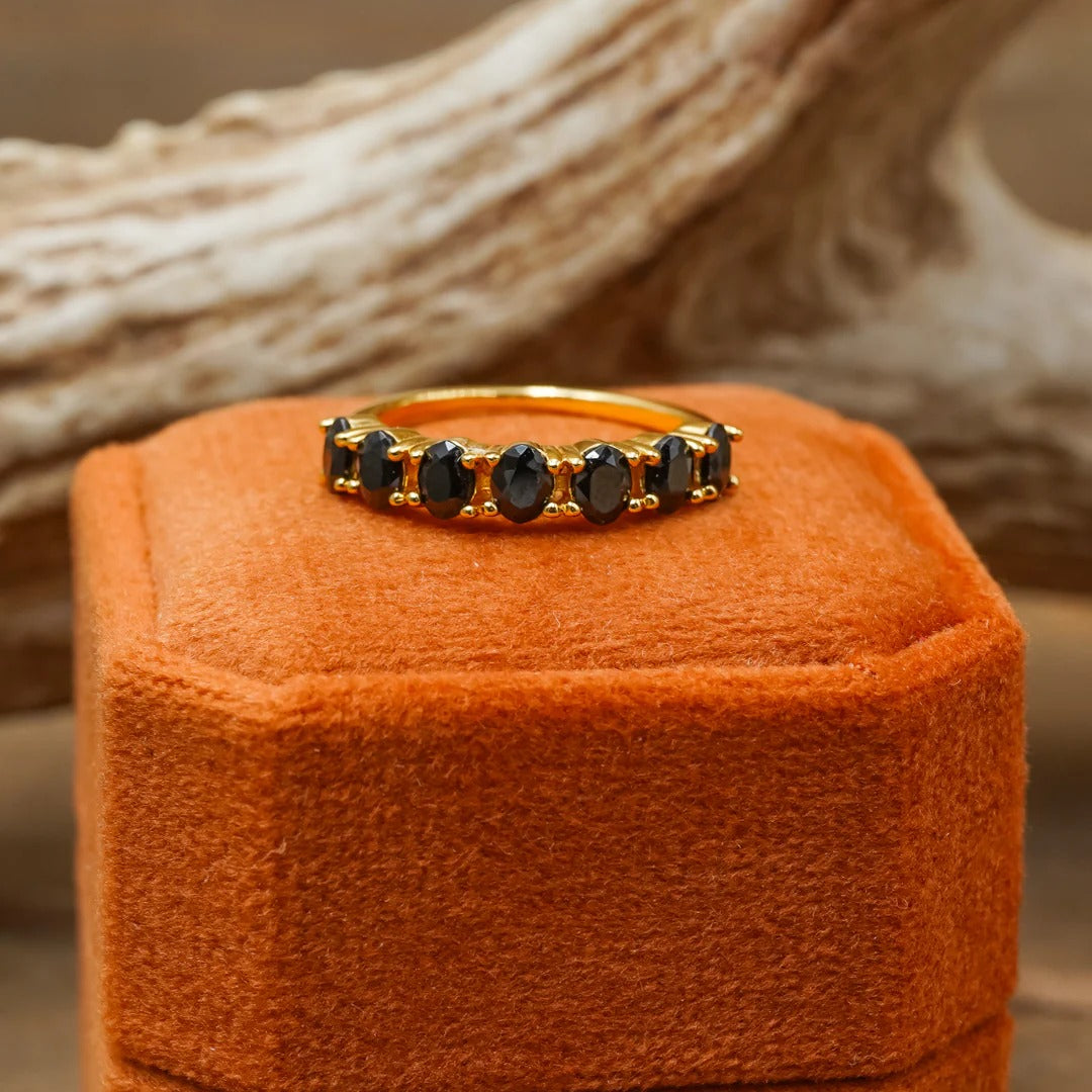 Stijlvolle black spinel ring met een slank gouden ontwerp