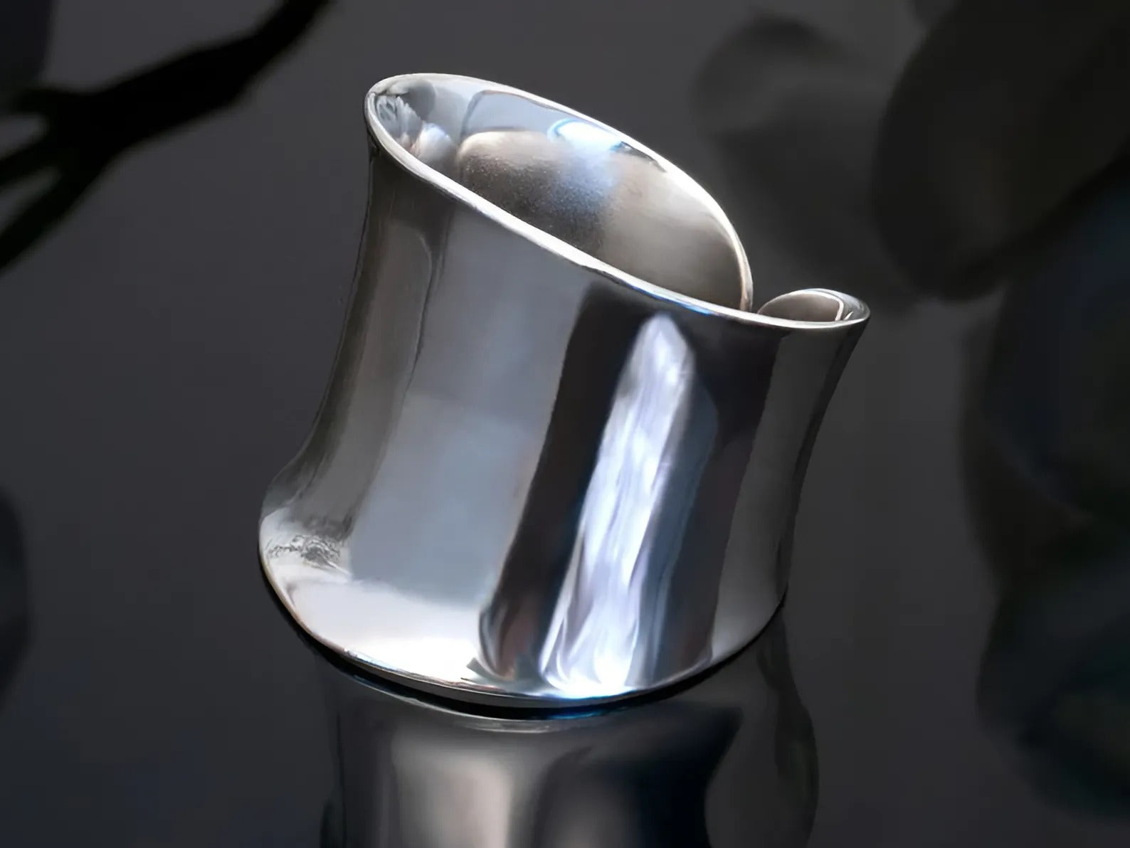 Eenvoudige en stijlvolle vrouwenring, gemaakt van zilver voor een minimalistische uitstraling