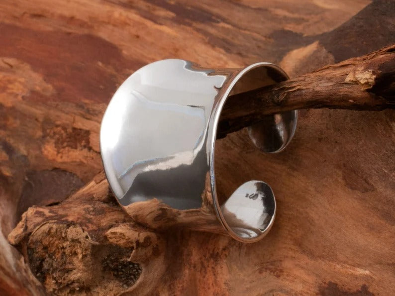 Moderne zegelring voor dames in zilver met een minimalistische esthetiek