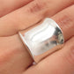 Geavanceerde damesring in zilver met een gladde en reflecterende oppervlakte