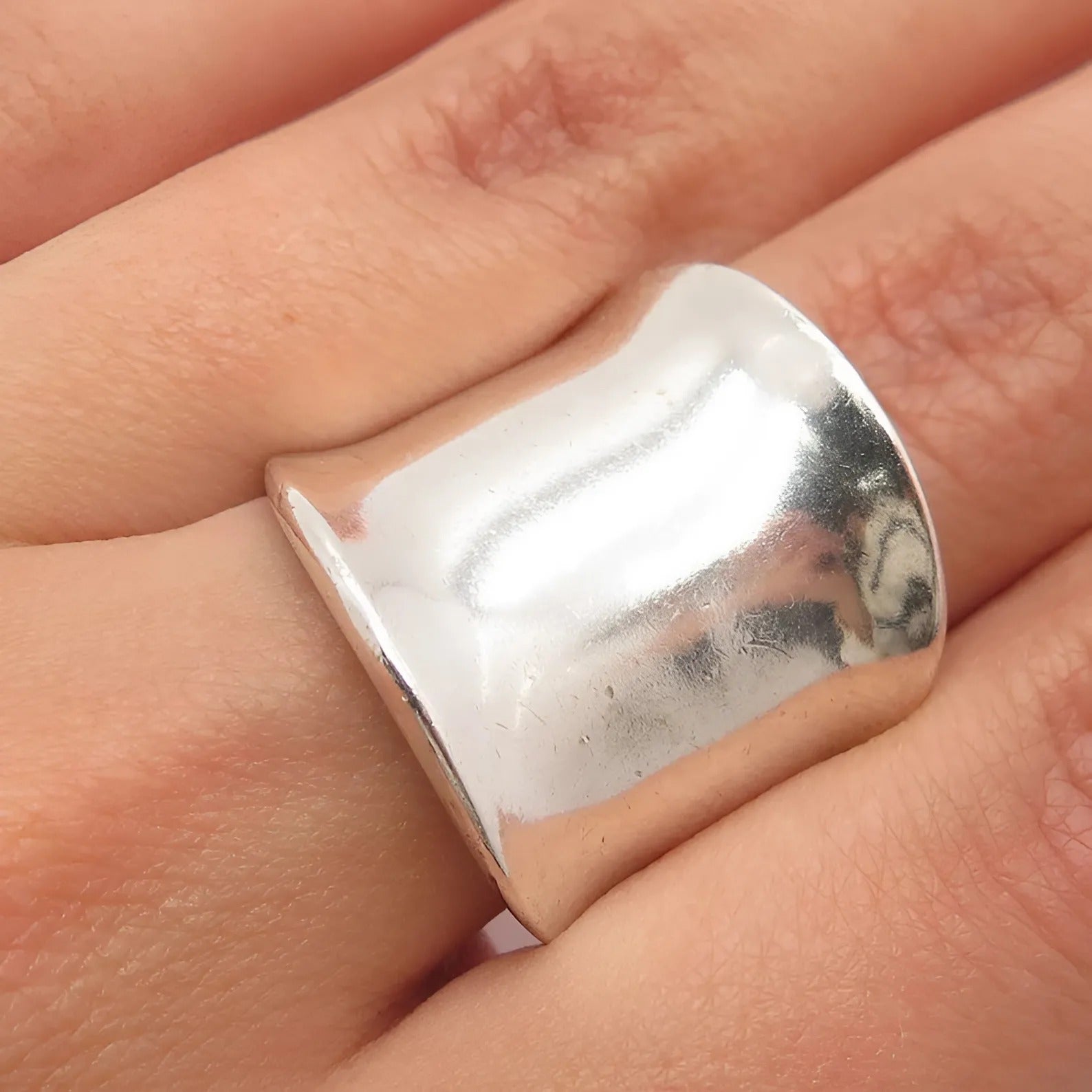 Geavanceerde damesring in zilver met een gladde en reflecterende oppervlakte