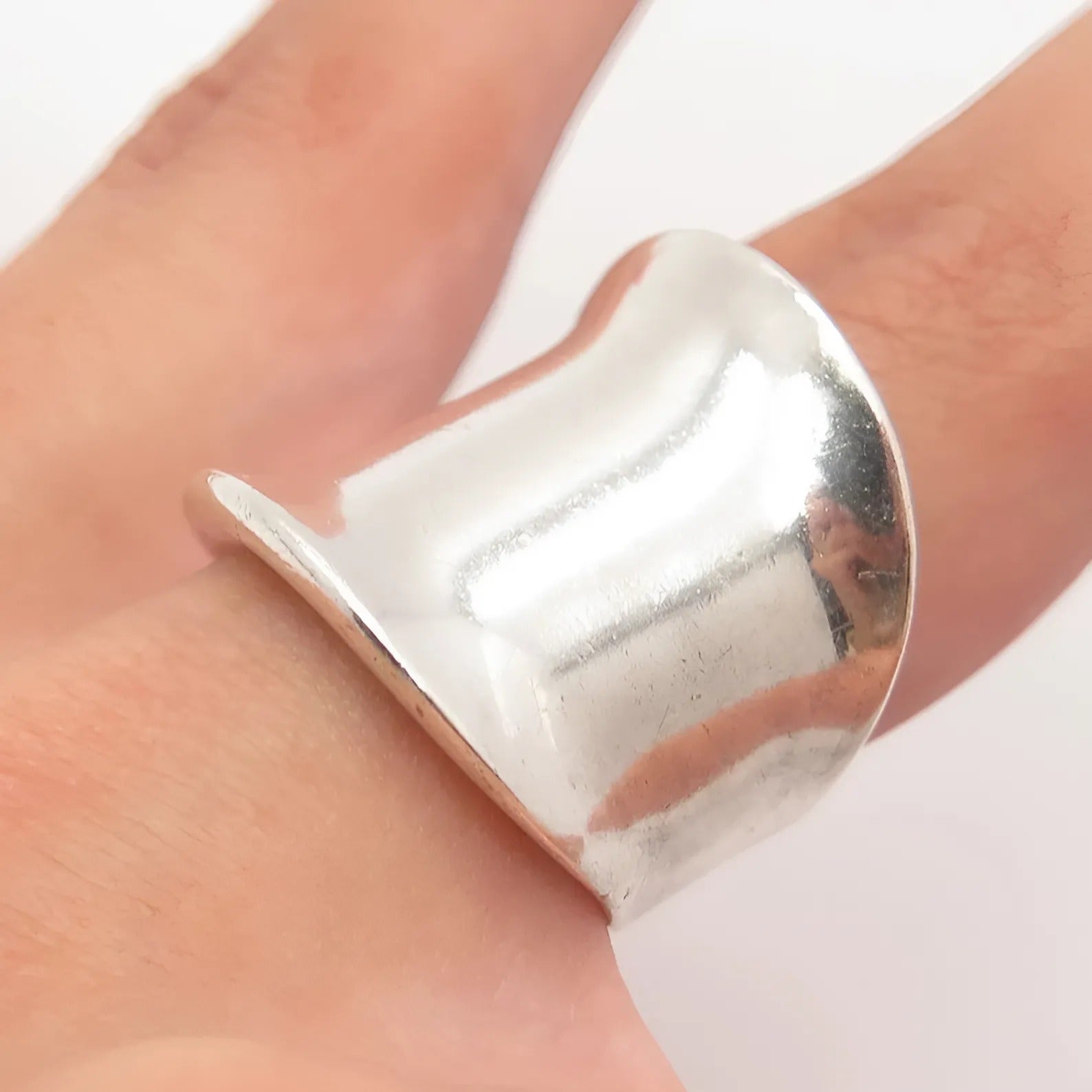 Luxueuze gouden ring voor dames, geïnspireerd ontwerp in een zilveren afwerking