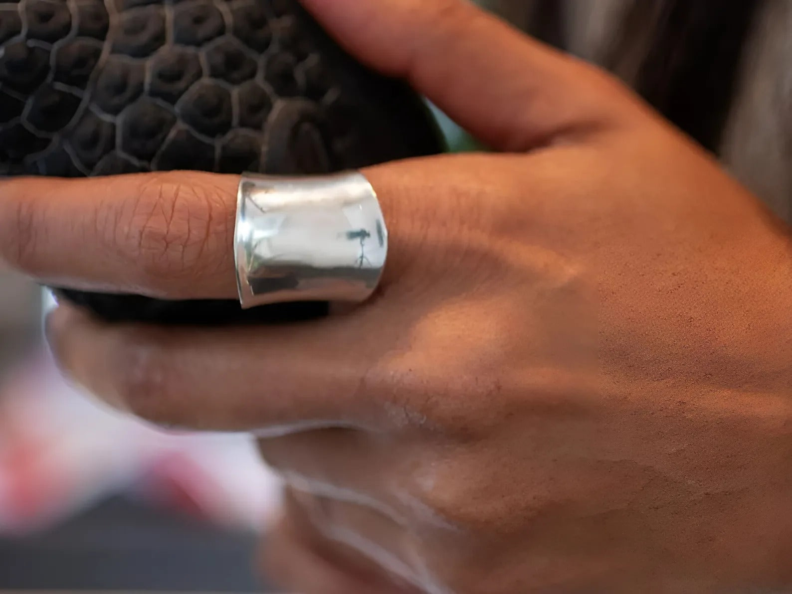 Unieke zilveren ring voor dames met een eigentijdse open uitsnijding