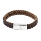 Gevlochten leren armband met een gepolijste sluiting, gegraveerd met een betekenisvolle afbeelding, die persoonlijke verbondenheid symboliseert.