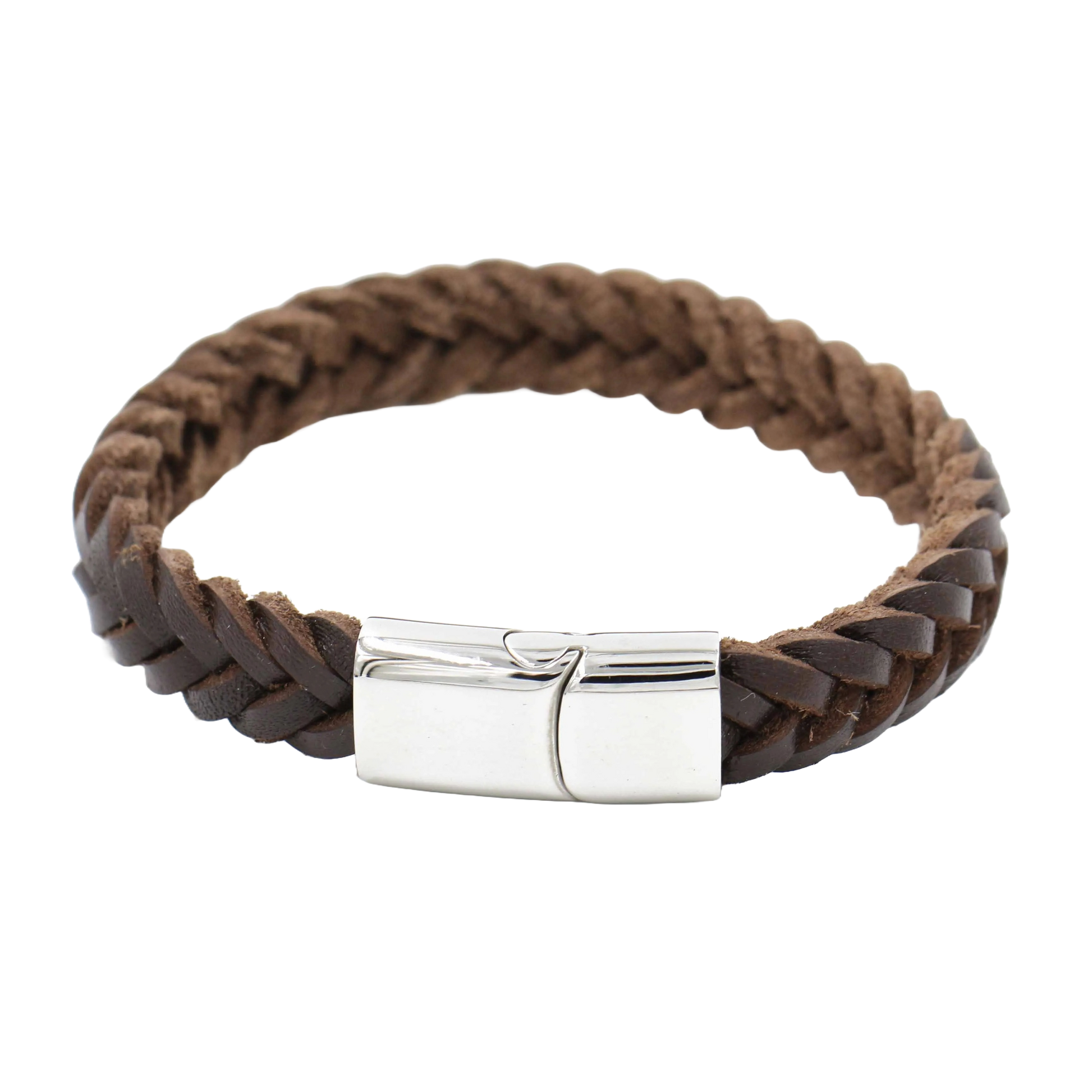 Gevlochten leren armband met een gepolijste sluiting, gegraveerd met een betekenisvolle afbeelding, die persoonlijke verbondenheid symboliseert.