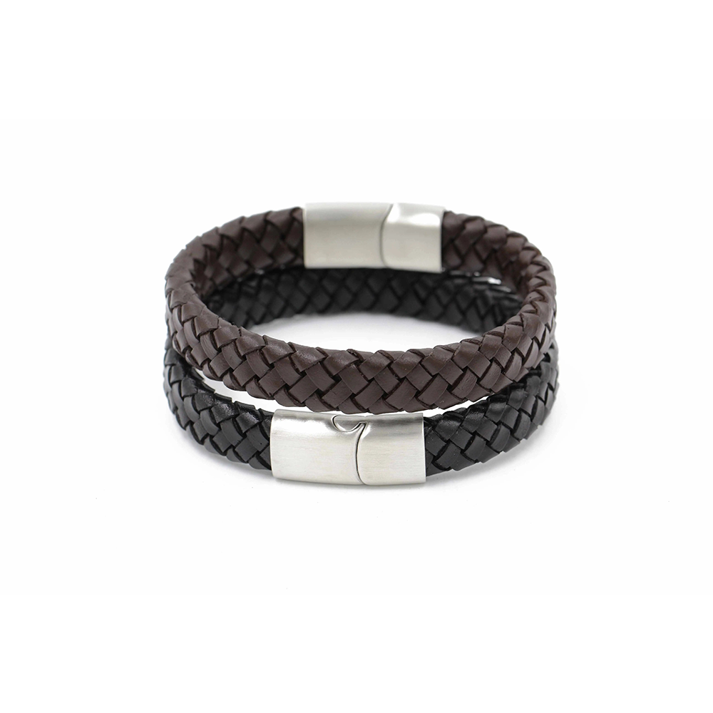 Close-up van de sluiting van een leren armband, zorgvuldig gegraveerd met een gekoesterde foto, die verfijnde eenvoud uitstraalt.