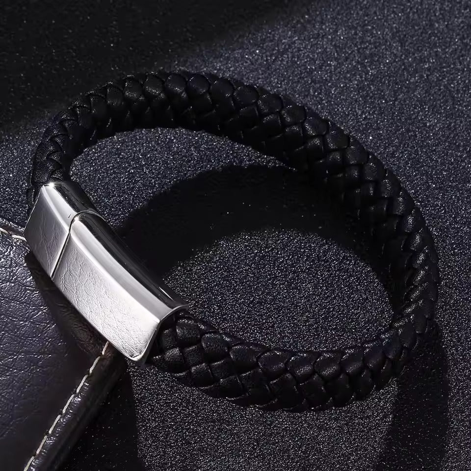 Close-up van de sluiting van een leren armband, zorgvuldig gegraveerd met een gekoesterde foto, die verfijnde eenvoud uitstraalt.