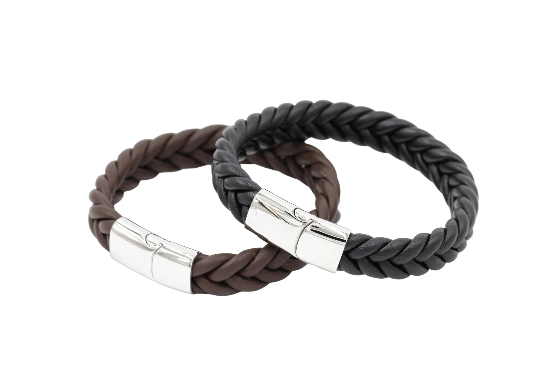Close-up van een zwarte leren armband met een op maat gegraveerde sluiting, die tijdloze verfijning uitstraalt.