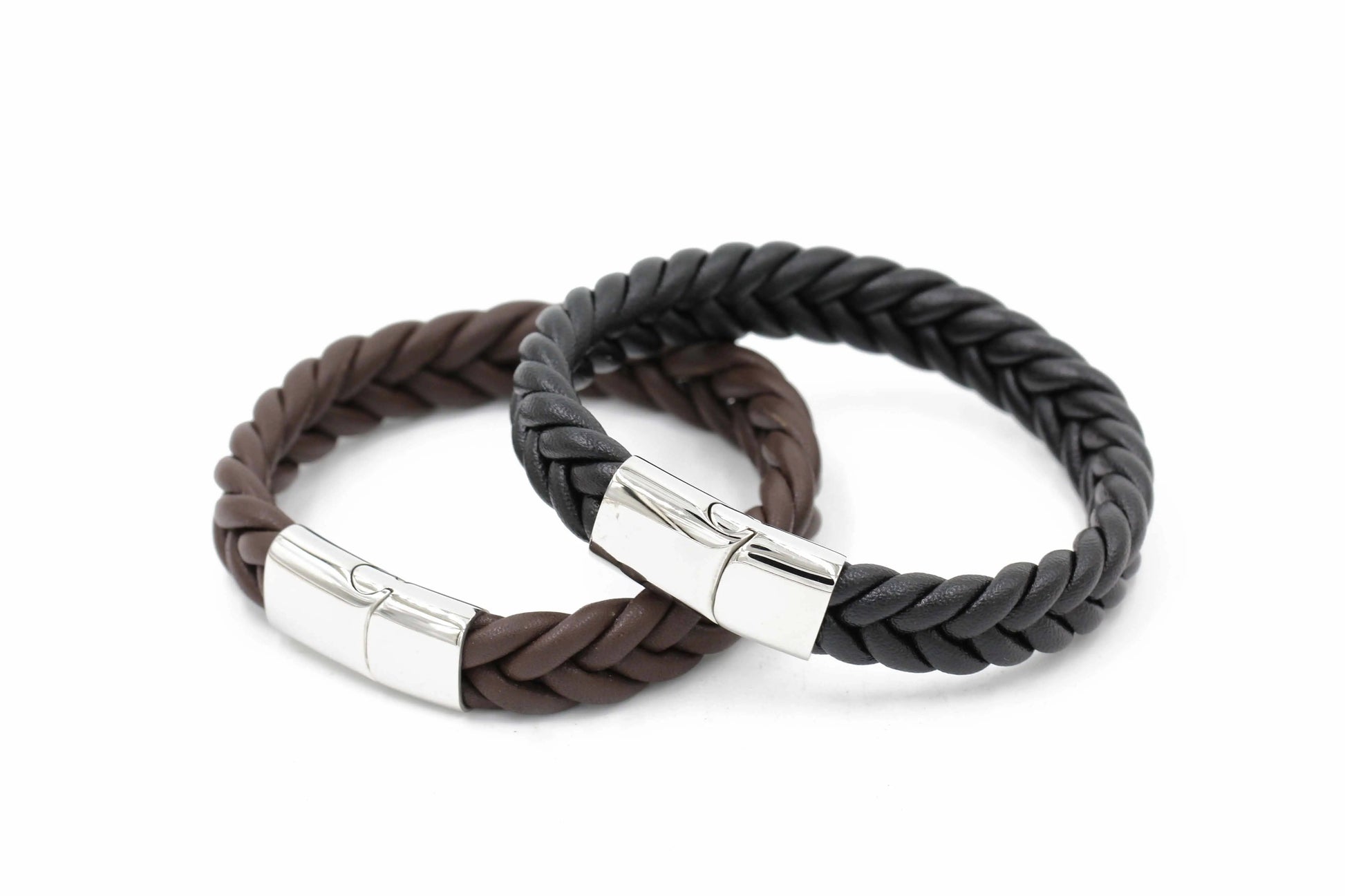 Model draagt een verfijnde leren armband met een foto-gegraveerde sluiting, die unieke stijl belichaamt.