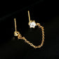 Een fonkelende zilveren ketting verbindt het oorlelletje met de helix, een delicate aanraking van verfijning