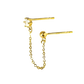 Een gouden ketting verbindt elegant het oorlelletje met de helix, een glinsterende dans van licht