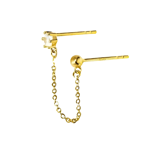 Een gouden ketting verbindt elegant het oorlelletje met de helix, een glinsterende dans van licht