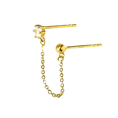 Een gouden ketting verbindt elegant het oorlelletje met de helix, een glinsterende dans van licht