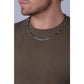 Strakke stalen ketting met subtiele koolstofaccenten, die de harmonie van kracht en elegantie vertegenwoordigt.