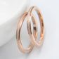 Deze rosegouden ring combineert matte en gepolijste oppervlakken, wat een verfijnd contrast biedt dat de aandacht trekt