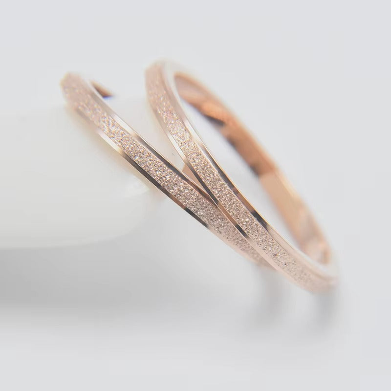 Gemaakt van roestvrij staal met een rosegouden tint, straalt de combinatie van matte en glanzende afwerkingen moderne elegantie uit