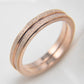 Deze eigentijdse ring presenteert een rosegoud vergulde band met afwisselend matte en glanzende secties, wat verfijnde stijl belichaamt