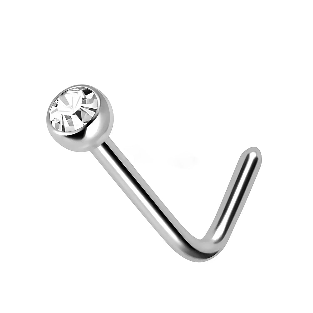 Een strakke titanium L-vormige neuspiercing met een 2mm heldere zirconia, een klein baken van elegantie en charme