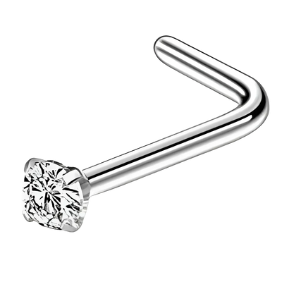 Een glanzende titanium L-vormige pin met een 2mm witte zirconia, werpt het licht van een ster op het gezicht van de drager