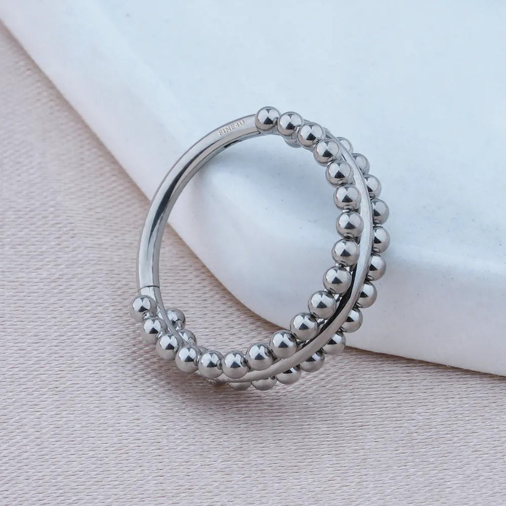 Een artistieke helix-ring, met zijn dubbele getextureerde banden die elegantie en rebelse charme fluisteren