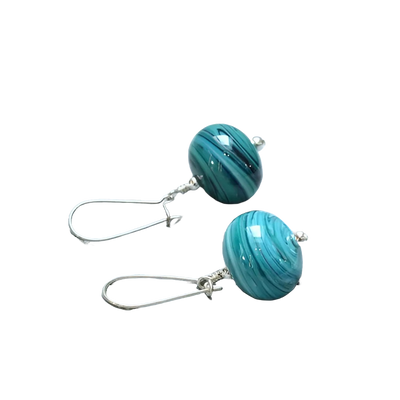 Ambachtelijke zilveren oorbellen met ronde turquoise hangers, die een luchtige, kustachtige charme bieden.