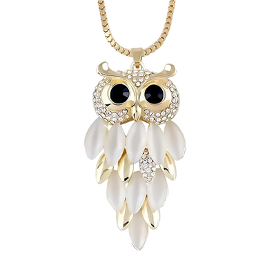 Een gouden uilen-bedeltje versierd met sprankelende witte zirconia-kristallen, dat wijsheid en elegantie belichaamt in een verfijnd ontwerp
