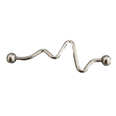 Een strakke zwarte zigzag-barbell danst door het oor, en weeft een verhaal van moderne elegantie