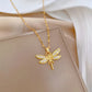 Gouden libelle-hanger met schitterende zirconia-accenten, een symbool van transformatie en schoonheid in de vlucht