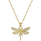 Een gouden libelle-hanger, waarvan de vleugels zijn versierd met glinsterende zirconia, die de essentie van de elegantie van de natuur vangt
