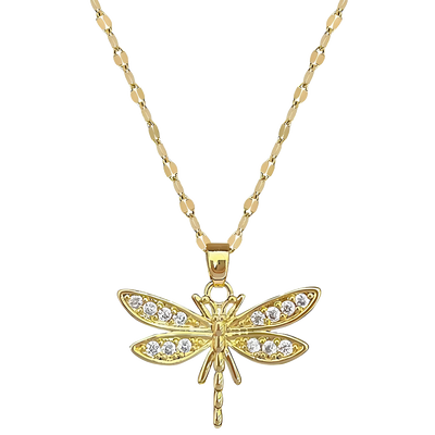 Een gouden libelle-hanger, waarvan de vleugels zijn versierd met glinsterende zirconia, die de essentie van de elegantie van de natuur vangt