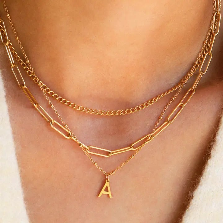 Een 8mm initiaal-bedeltje, verguld over sterling zilver, een tijdloos aandenken dat persoonlijke elegantie fluistert
