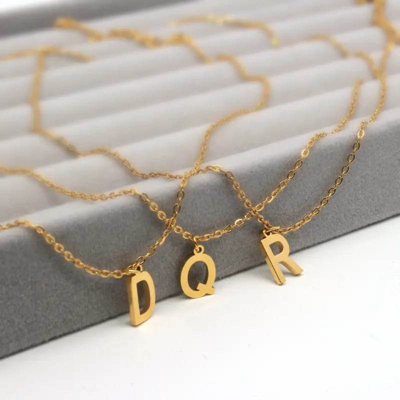 Verguld 8mm bedeltje, met je gekozen initiaal, een verfijnd stuk van persoonlijke elegantie.