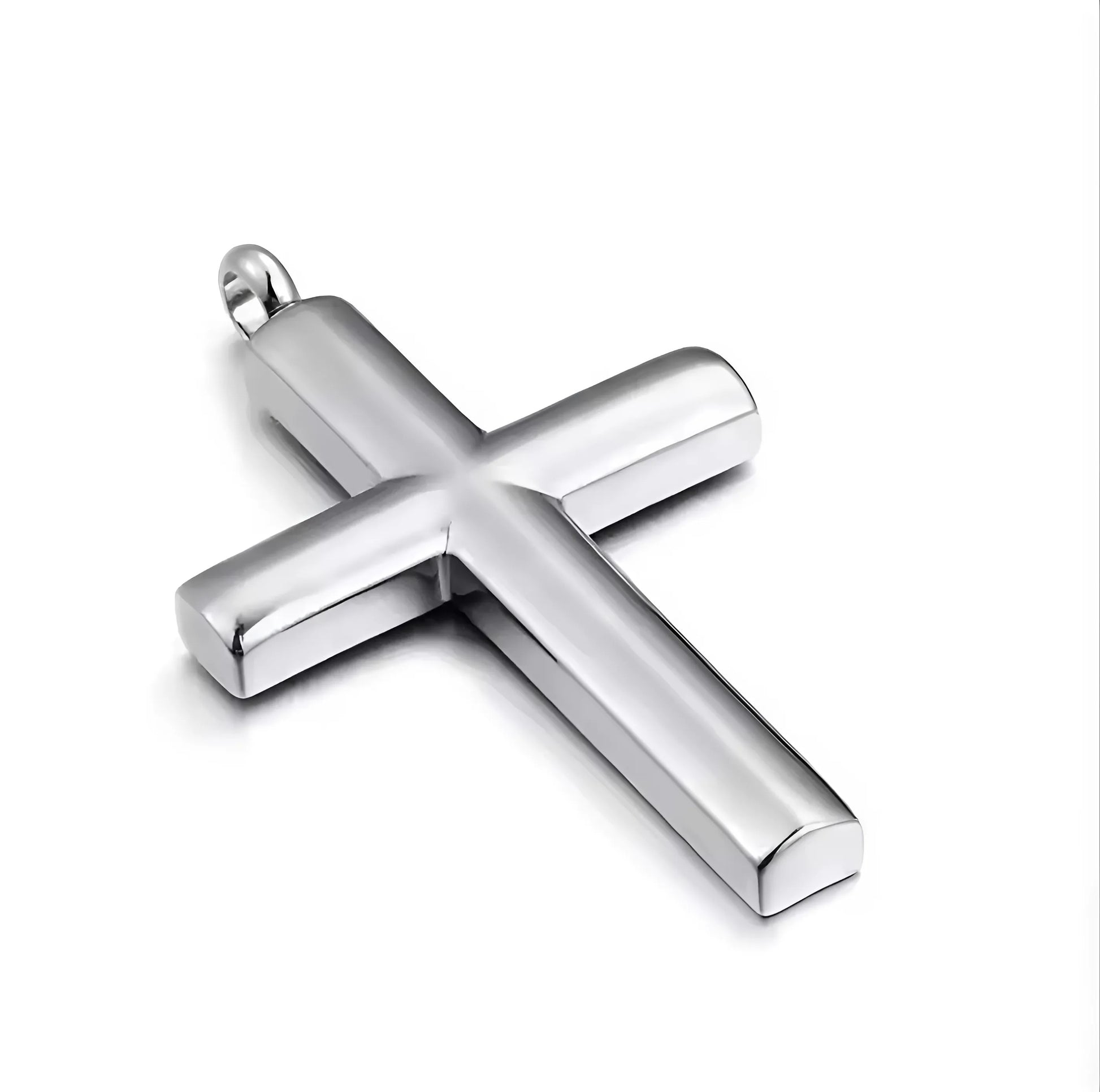 Zilveren kruis hanger, die licht weerspiegelt met tijdloze gratie.